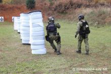 Prslunci Vojenskej polcie spen v streleckej sai poas cvienia SHARP LYNX 25