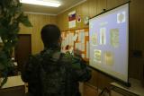 Príslušníci HQ ISAF robia prednášku v miestnej škole